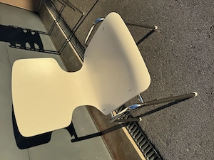 10 Stühle weiß stapelbar 