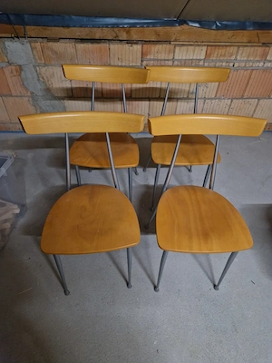 4 Stühle zu verschenken