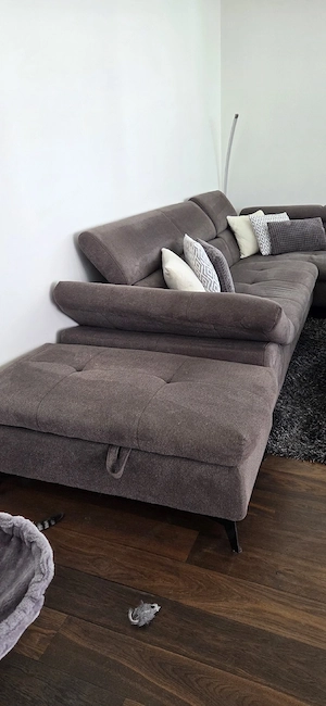 Wohnzimmercouch mit Tisch und Teppich Bild 4