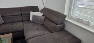 Wohnzimmercouch mit Tisch und Teppich Bild 3