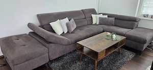 Wohnzimmercouch mit Tisch und Teppich Bild 2