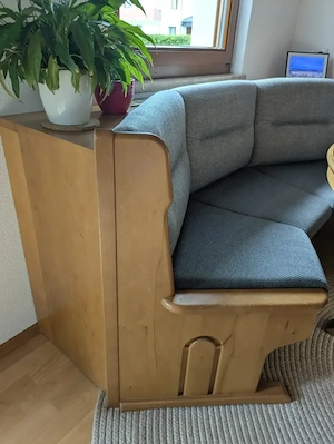 Eckbank mit ausziehbaren Tisch in Erle mit 2 Stühlen gebraucht  Bild 2