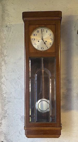 Alte Pendel Wanduhr im Holzgehäuse