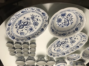 86 teiliges Geschirr mit Zwiebelmuster von Kahla Bild 2