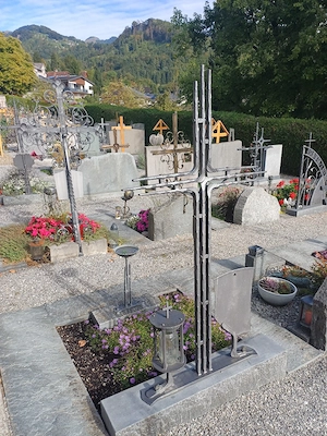 Hochwertig geschmiedetes Grabkreuz mit Sockel mit Grablichthalter und Weihwasserkessel Bild 2