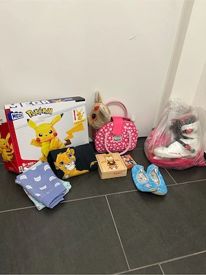 Kinderkleider und -spielzeuge zu verschenken