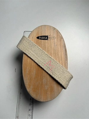 Massagebürste aus Holz mit Handschlaufe Bild 5