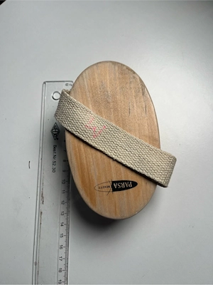 Massagebürste aus Holz mit Handschlaufe Bild 2