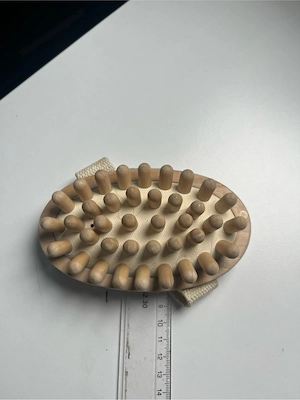 Massagebürste aus Holz mit Handschlaufe Bild 3