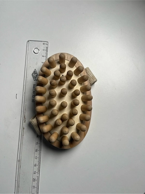 Massagebürste aus Holz mit Handschlaufe Bild 4