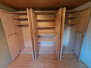 Hochwertiger Kleiderschrank aus Vollholz   Massivholz   Sehr geräumig Bild 2