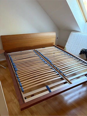 Doppelbett aus Nussholz Bild 2