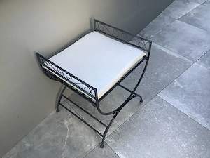 Schmiedeeiserner Hocker Bild 2
