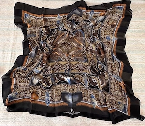 Designer-Tasche mit Seiden-Bezug und dazu passendem Seidentuch Bild 3