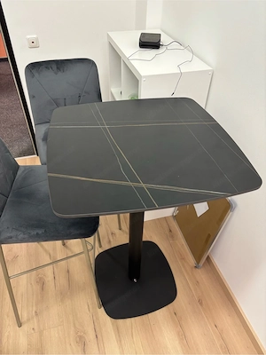 Tisch mit Mittelfuß + 2 Hocker - GESAMTPREIS  Bild 2