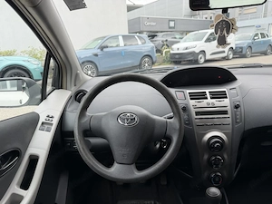 Toyota Yaris 1,0 VVT-i Young Bild 9