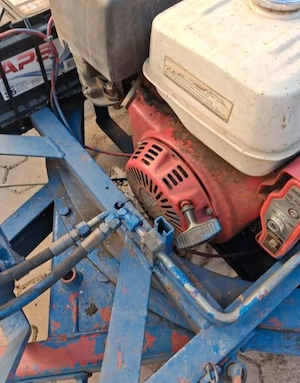 Ein 26 m langer Dachaufzug, ein Honda-Motor und ein Ziegeladapter.  Bild 2