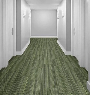 Neu eingetroffen! Grüne Teppichfliesen (25 x 100 cm) von Interface. Bild 3