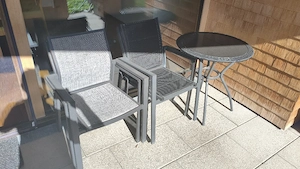 Garten Tisch und Stapelstühle  Bild 2