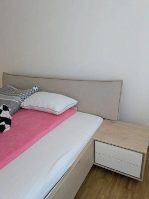 Doppelbett mit Nachkästchen