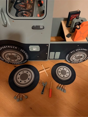 Wunderschönes Holz-Spielauto mit Werkzeug & Reifenwechsel Bild 4