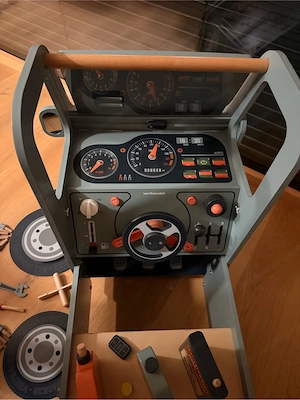 Wunderschönes Holz-Spielauto mit Werkzeug & Reifenwechsel Bild 3