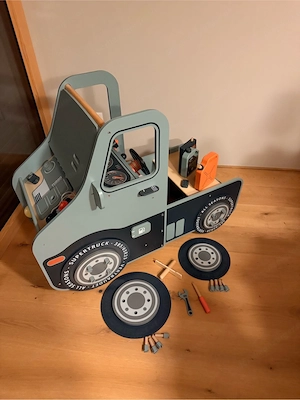 Wunderschönes Holz-Spielauto mit Werkzeug & Reifenwechsel Bild 2