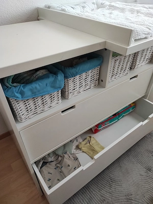 Gitterbett mit Kommode und Wickelaufsatz Bild 4