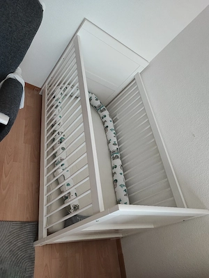 Gitterbett mit Kommode und Wickelaufsatz Bild 2