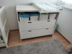 Gitterbett mit Kommode und Wickelaufsatz Bild 3