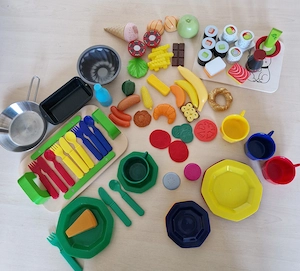 Kinder Küche mit viel Zubehör Bild 2