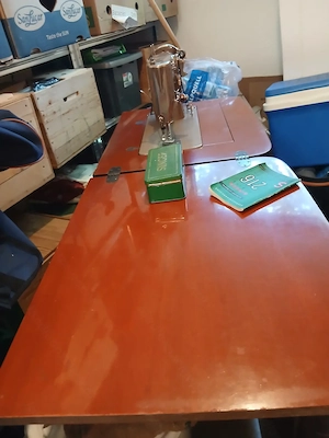 Nähmaschine mit Kasten Bild 5