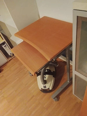 Schreibtisch oder Computertisch zu verschenken