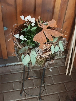 Deko Pflanze mit Kranz und Rostelfe  Bild 2