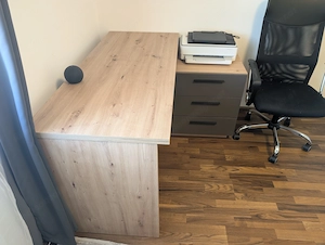 Schreibtisch inklusive Bürostuhl  Bild 2