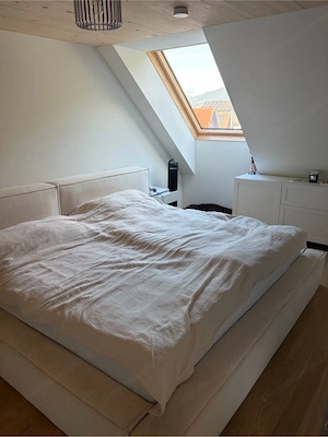 schönes beige Bett Bild 2