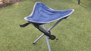 Camping Hocker, Dreibein-Sitz, leicht und praktisch zum Mitnehmen  Bild 2