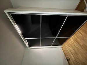 Kleiderkasten mit Beleuchtung  Bild 3