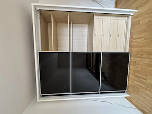 Kleiderkasten mit Beleuchtung  Bild 2
