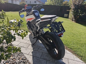 KTM 390 Duke weiß inkl. Quickshifter, inkl. Originalzubehör (Rückspiegel und Heck), Naked Bike Bild 3