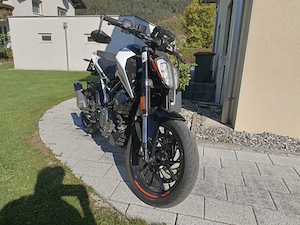 KTM 390 Duke weiß inkl. Quickshifter, inkl. Originalzubehör (Rückspiegel und Heck), Naked Bike Bild 5