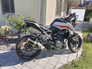 KTM 390 Duke weiß inkl. Quickshifter, inkl. Originalzubehör (Rückspiegel und Heck), Naked Bike Bild 4