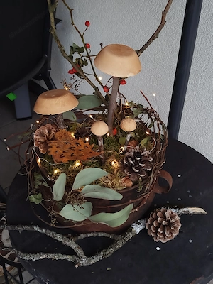Deko Herbst Winter mit Pilzen, Rostigel und Beleuchtung  Bild 3