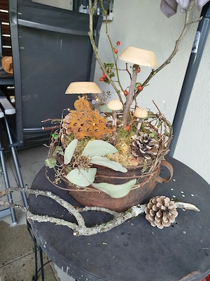 Deko Herbst Winter mit Pilzen, Rostigel und Beleuchtung 