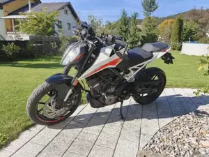 KTM 390 Duke weiß inkl. Quickshifter, inkl. Originalzubehör (Rückspiegel und Heck), Naked Bike Bild 5