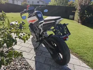 KTM 390 Duke weiß inkl. Quickshifter, inkl. Originalzubehör (Rückspiegel und Heck), Naked Bike Bild 4