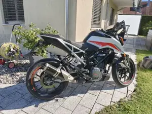 KTM 390 Duke weiß inkl. Quickshifter, inkl. Originalzubehör (Rückspiegel und Heck), Naked Bike Bild 3