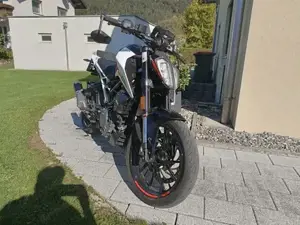 KTM 390 Duke weiß inkl. Quickshifter, inkl. Originalzubehör (Rückspiegel und Heck), Naked Bike Bild 2