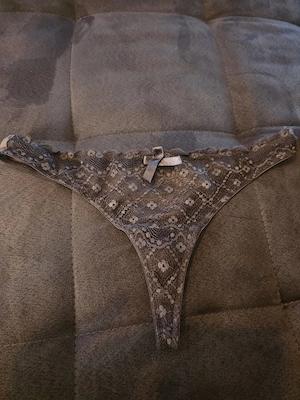 24 Stunden getragener grauer Tanga