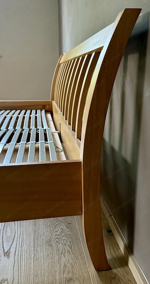 Minimalistischer Bettrahmen aus Holz Bild 4